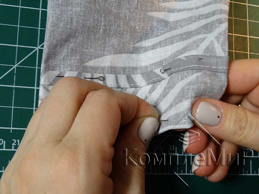 sewing pillowcases-fixing the blank with pins